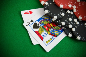 Mesa de poker ao vivo no 587BET app com dealer profissional